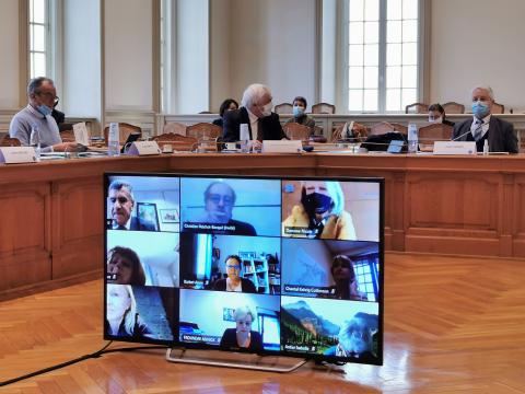 Au Parlement de Navarre, lors de la pandémie de Covid en 2021. Le département a déployé des outils de visioconférence qui ont permis d’assurer le fonctionnement de l’institution et la continuité du service public.