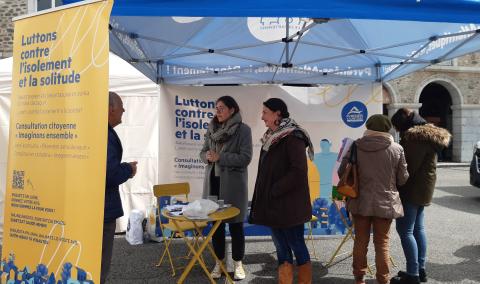 Stand de la consultation citoyenne sur l’isolement et la solitude sur le marché de Bedous
