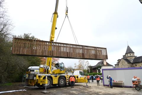 La « nouvelle » passerelle qui dessert le GR à L’Hôpital-Saint-Blaise a été posée ce mercredi 13 novembre.