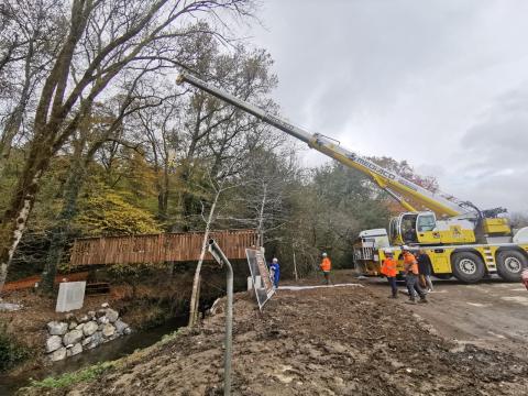 La « nouvelle » passerelle qui dessert le GR à L’Hôpital-Saint-Blaise a été posée ce mercredi 13 novembre.