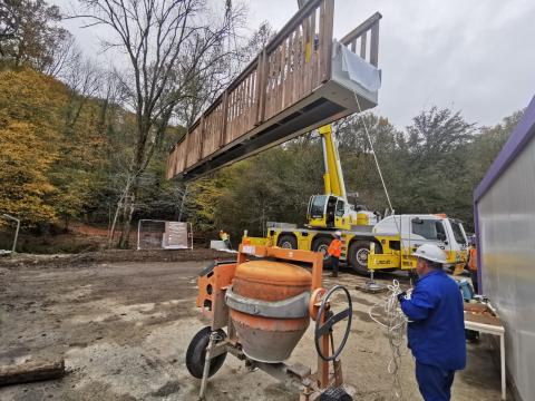 La « nouvelle » passerelle qui dessert le GR à L’Hôpital-Saint-Blaise a été posée ce mercredi 13 novembre.