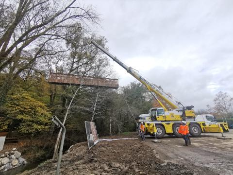 La « nouvelle » passerelle qui dessert le GR à L’Hôpital-Saint-Blaise a été posée ce mercredi 13 novembre.