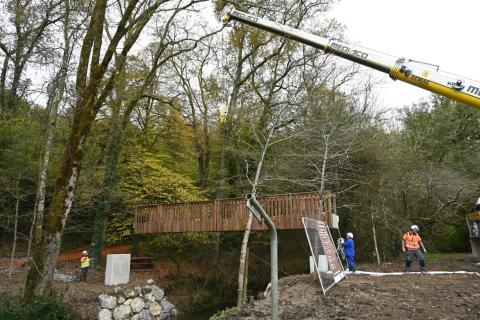 La « nouvelle » passerelle qui dessert le GR à L’Hôpital-Saint-Blaise a été posée ce mercredi 13 novembre.
