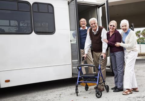 Véhicules pour conduire les personnes isolées vers des activités