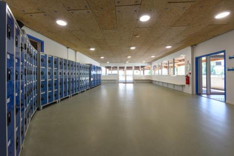 Hall d&#039;entrée du Collège d&#039;Aspe de Bedous abritant les casiers des élèves