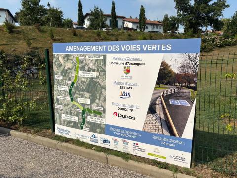 Panneau de chantier d'aménagement des voies vertes à Arcangues