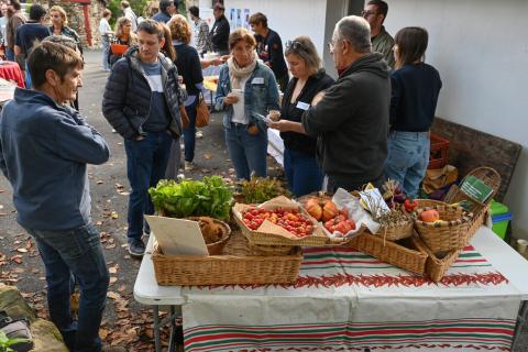 Dans le cadre de la démarche « Manger Bio &amp; Local 64 », visite des responsables de restauration des collèges  à la ferme Gapelu Xahar Baita à Urrugne.