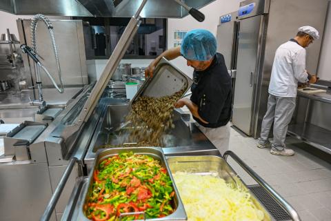 Dans les cuisines des collèges du département