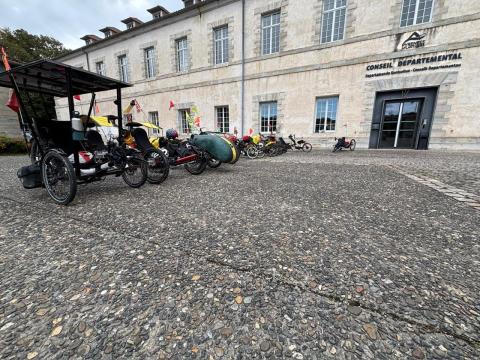 Vélos couchés sur le parvis de la caserne de la Nive lors de la remise de la médaille du Conseil départemental à Jean-Marc Eyheraberry